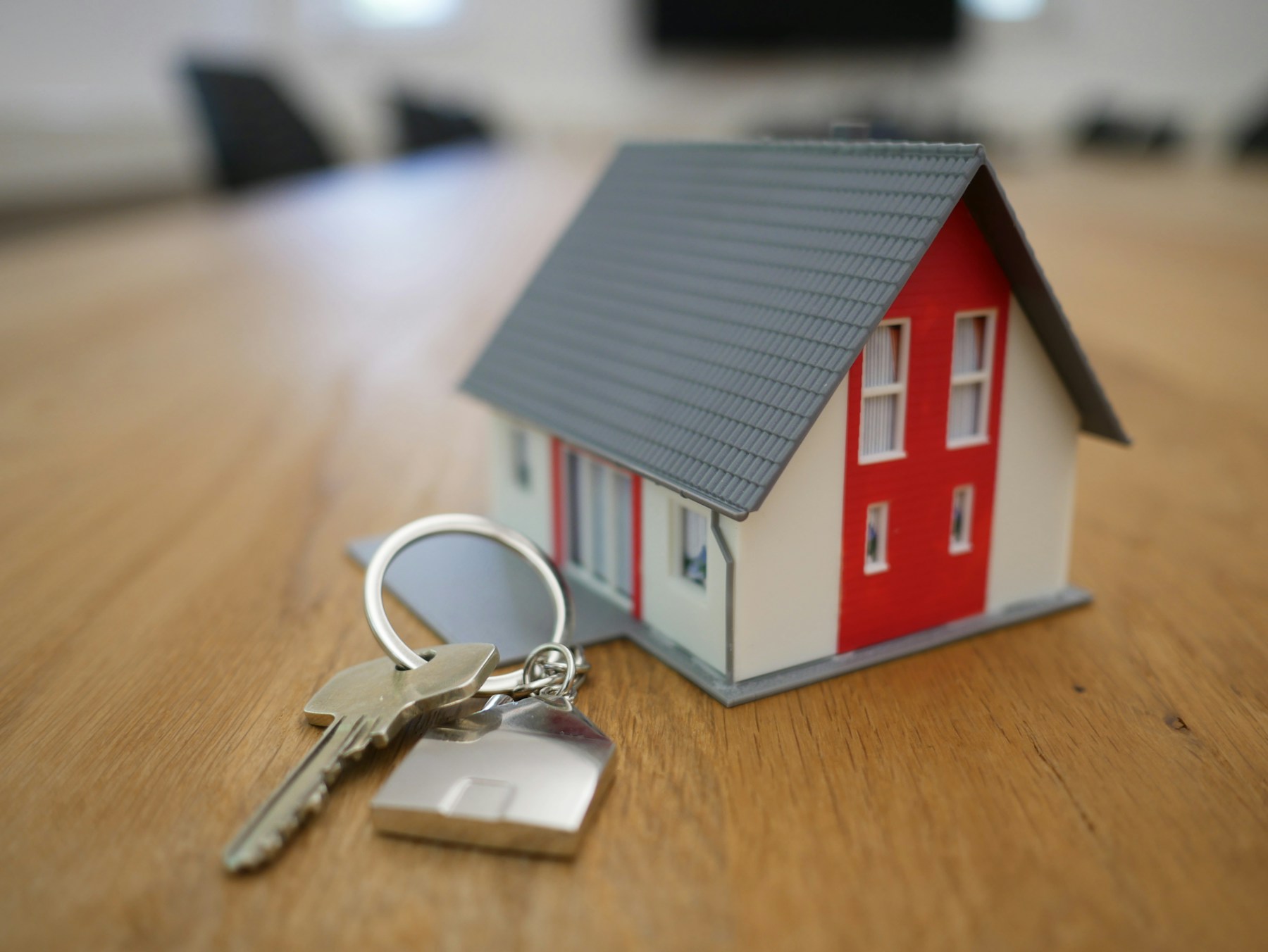 Casa en miniatura con llaves